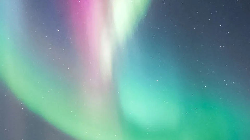 Aurora boreale su montagna innevata